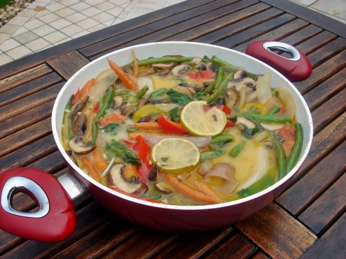 Thai currys csirkeleves, zöldséggel